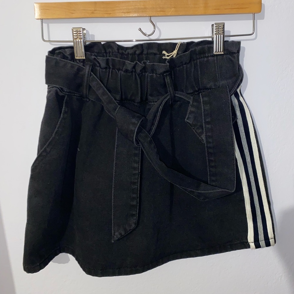 Denim skirt with stripes along the sides